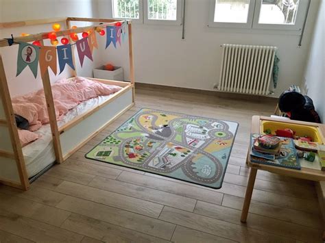 Un letto a soppalco singolo, in uno dei negozi della. Letto montessoriano per bambini, come crearlo con Ikea a basso costo