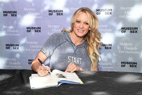 Stormy Daniels Political Views Seblaktumpleka