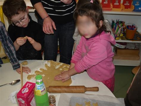 5 plus tard, le père noël et le bonhomme de pain dépices ont donné plusieurs carottes magiques à rudolf pour le guérir. Le petit bonhomme de pain d'épice - École publique de Moncontour