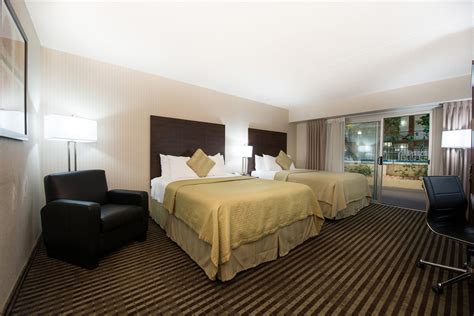 A las parejas les encanta la ubicación. Accommodations | Victoria Inn Hotel & Convention Centre ...