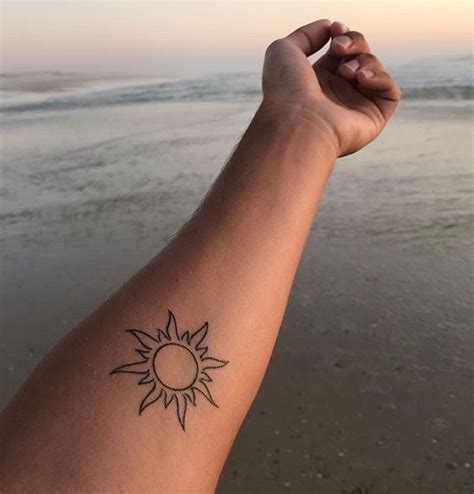 Sun Tattoo En 2020 Tatuaje De Sol Tatuaje Indie Tatuajes De Sol