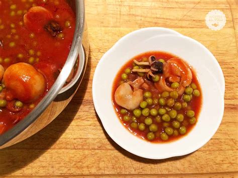 Le seppie con piselli sono un secondo piatto di pesce gustoso, preparato con seppie freschissime, piselli e polpa di pomodoro: Seppioline in umido con piselli - Ricette al Volo
