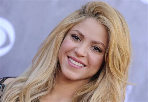 Shakira El Video De Su Nueva Canción Monotonía En Donde Le Disparan Con Una Bazuca Al Medio