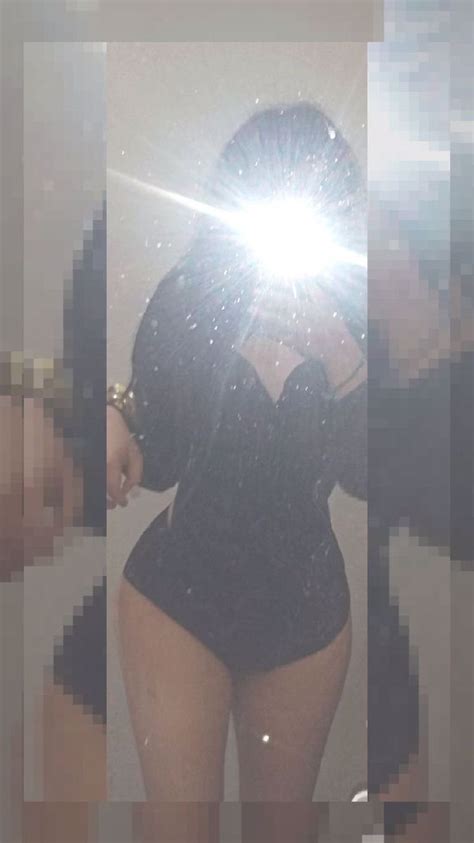 julia 💋 on twitter j enlève ma robe intéressé venez mp pour mes tarifs ️😍rt si tu adore les👋🍑