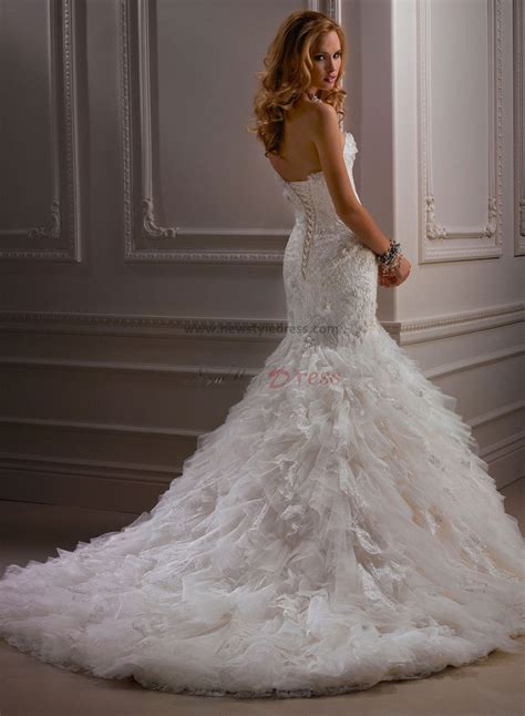 This strapless, lace wedding dress is the perfect gown for the bride aiming for a more causal look on her wedding day. Ruched Mermaid lace Sheath Glamorous Strapless Chest ...