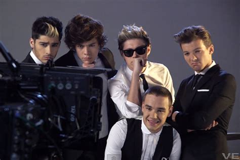 Disponível no google play baixar na app store. Go Behind the Scenes of One Direction's 'Kiss You' Video
