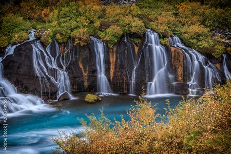 Hraunfossar Wasserfall In Island Herbstliche Bunte Landschaft Stock