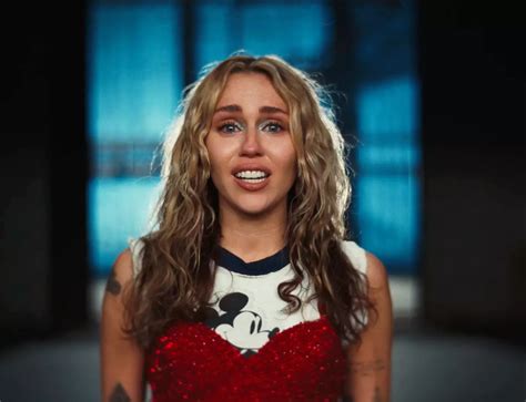 miley cyrus tears up as she sings song about her past on 10th anniversary of infamous vmas