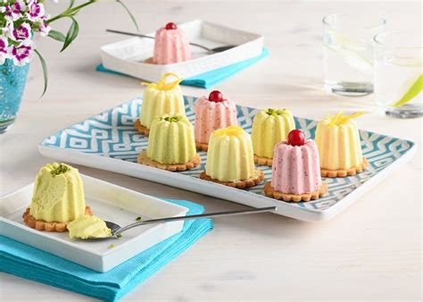 Mélanger ensemble l'eau et la gélatine poudre. Petits Bavarois au citron, à la fraise et à la pistache ...