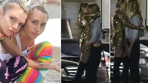 Miley Cyrus Y Stella Maxwell Se Funden En Un Apasionado Beso El Norte