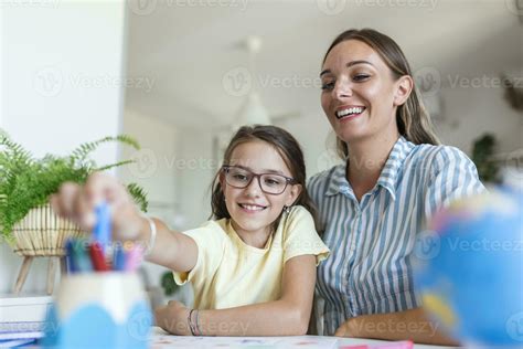 Madre Ayudar Su Hija Mientras Estudiando A Hogar Bonito Sonriente