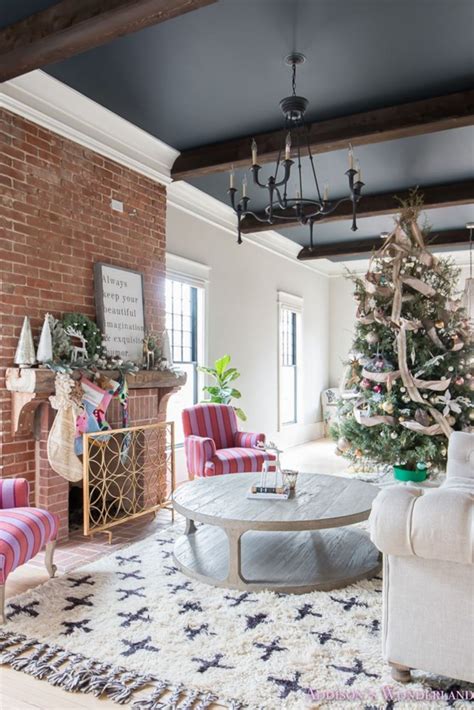 Marvelous 40 Amazing Christmas Living Room Decorating Ideas To Beautify