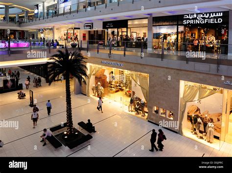Dubai Mall The Largest Shopping Center Worldwide Dubai United Arab