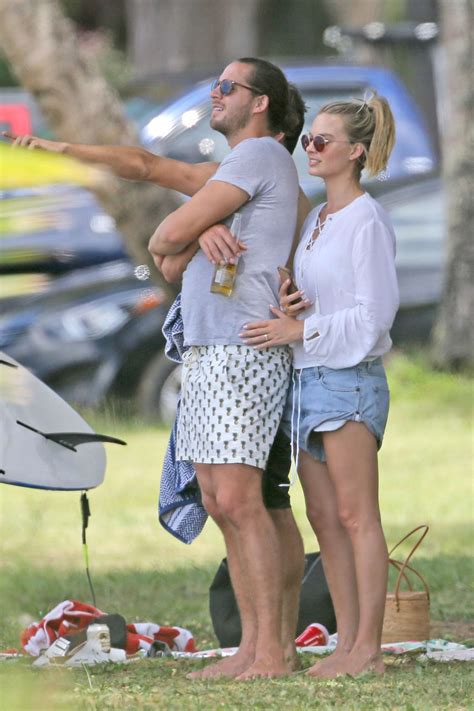 Margot Robbie And Tom Ackerley Have A Picnic By The Beach 16 Gotceleb