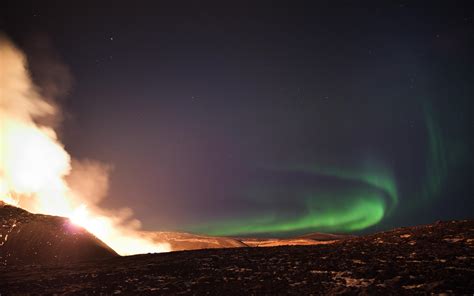 3840x2400 Northern Lights Over The Fagradalsfjall Volcanic Eruption In