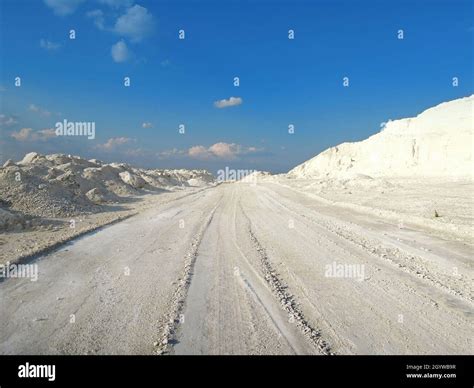 Road Leading Forward Hi Res Stock Photography And Images Alamy