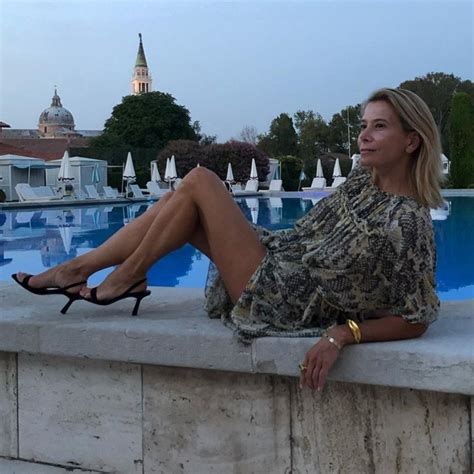 Какой труд 47 летняя Юлия Высоцкая показала идеально стройные ноги