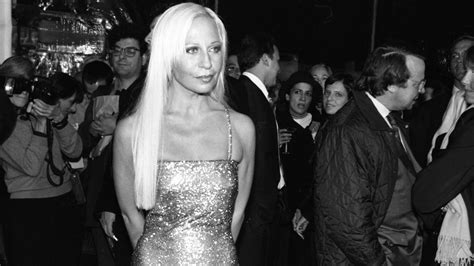 Las 16 Veces Que Donatella Versace Se Convirtió En Icono De Estilo De Los Años 90 Vogue España