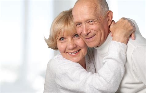 Retrato De La Feliz Pareja Senior Sonriendo En Casa Foto Premium