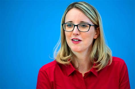 Sollen geimpfte besondere rechte genießen? Die Ethikrat-Vorsitzende Alena Buyx: Moral-Lotsin mit ...