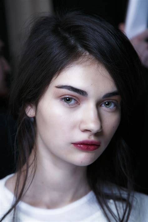 Hot Beauty Trend - Bold Eyebrows