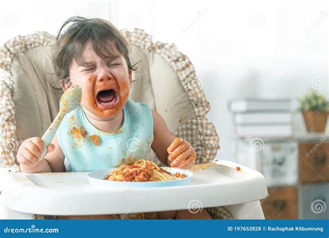 Encantadora Bebé Llorando Mientras Come Espagueti Y Hace Un Lío