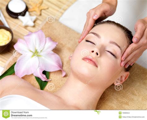 Donna Che Ha Massaggio Della Stazione Termale Della Testa Fotografia Stock Immagine Di Testa