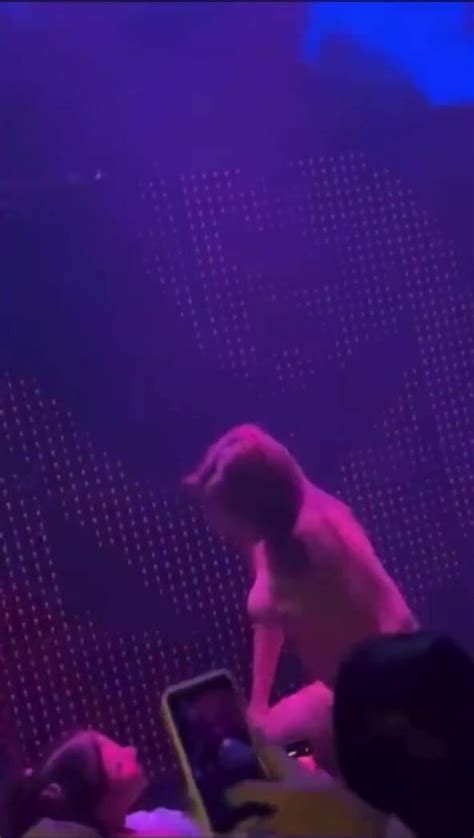 A Fan Got Naked And Sucked Mc Pipokinhas Pussy During A Concert In A Nightclub Cnn Amador