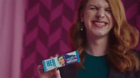 hershey pioggia di critiche per lo spot delle barrette con una donna trans