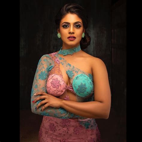 Actress Iniya S Latest Bold Photoshoot Goes Viral Malayalam News