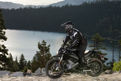 At zero motorcycles, we've defined the electric motorcycle industry over the past 13 years by developing a diverse lineup that features also, making the dsr look more like an adventure bike was a nice move considering advs are all the rage. 2016 Zero Motorcycles DSR