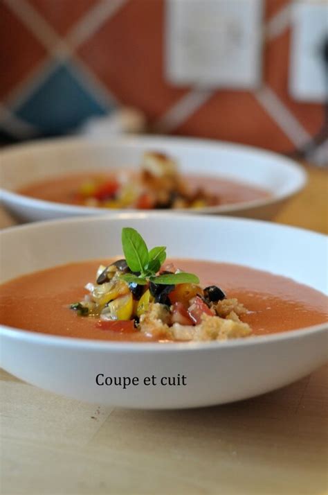 Soupe de tomates froide et panzanella