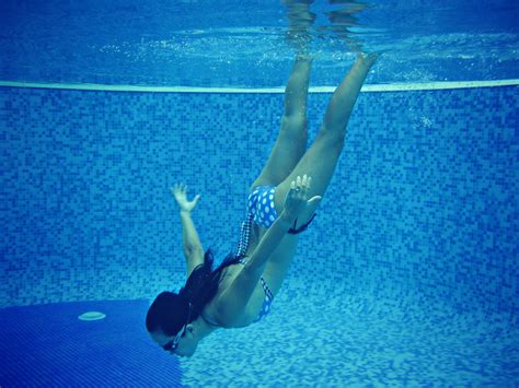 Wallpaper Pool Swimming Asian Underwater Dive Bikini
