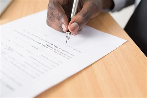 Sebelum kamu menanda tangani kontrak kerja terdapat beberapa hal yang sebaiknya kamu ketahui dari calon perusahaanmu bekerja nanti. Contoh Surat Kontrak Kerja - Tambah Pinter