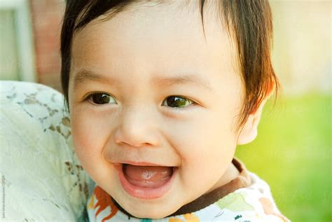 Happy Asian Babys Smile Ourtdoors Del Colaborador De Stocksy Yuko