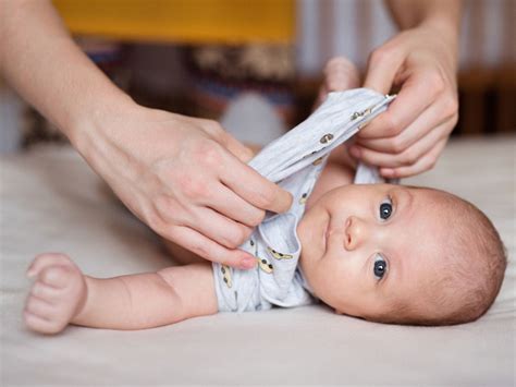 Les Bons Gestes Pour Habiller Bébé