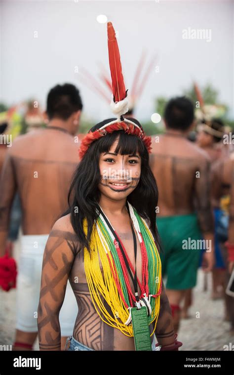 palmas brasil 22 oct 2015 una mujer indígena brasileño con un tocado de plumas de lapa roja