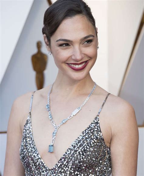 Gal Gadot Keeps Wearing This 6 Red Lipstick At Every Awards Show