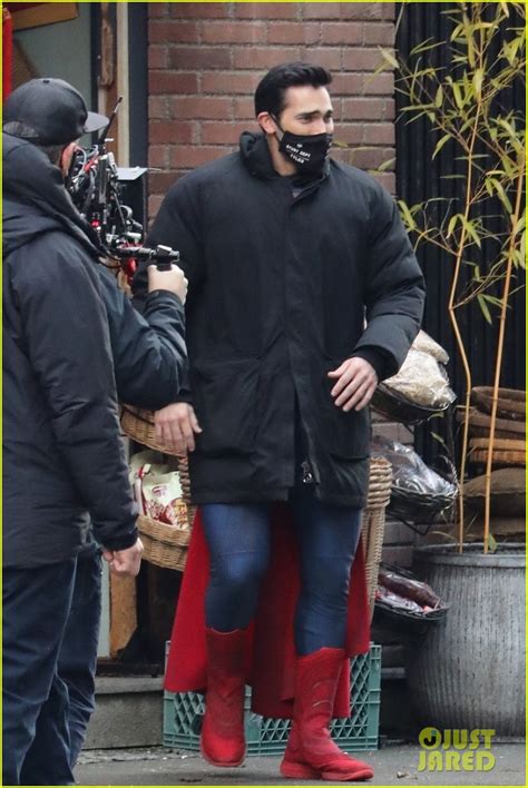 Tyler Hoechlin Looks Super Buff In New Super Suit On Superman And Lois Set Photo 1303604