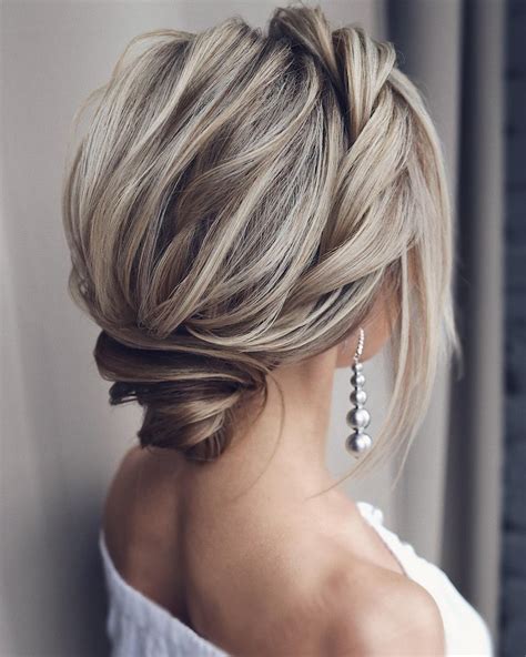 Short hair can be fashioned in some of the most glamorous prom updos. 10 Updos for Medium Length Hair - Prom & Homecoming ...