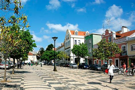 Caldas da rainha (portuguese pronunciation: Em Caldas da Rainha foi criado um banco de bens doados ...