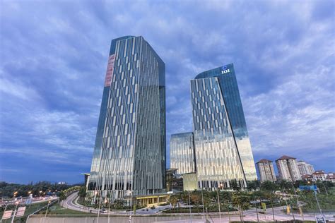 Or coming from the west wing, just take the nearest escalator, and on the right, there's a passage way links to le meridian hotel. IOI City Towers | IOI Properties Group Berhad