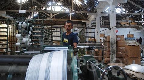 Pabrik di laswi majalaya / warga sekitar kawasan industri tekstil di majalaya, kabupaten bandung, yang menggunakan air ribuan warga tersebut tinggal di dua tempat. Dihantam Kain Impor, Pabrik Tekstil di Majalaya Semakin Terdesak - Foto Tempo.co