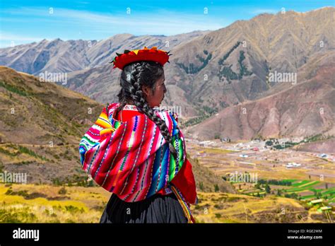 Joven Mujer Indígena Quechua En Ropa Tradicional Por El Valle Sagrado