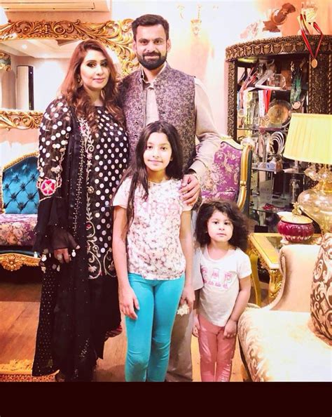Hamza abbasi, mohammad ahmad, ainan arif and others. M Hafeez with his wife and Daughters - I Love Shahid ...