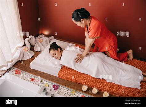 masaje tradicional fotos e imágenes de stock alamy