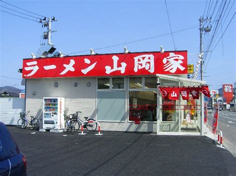 （やまおかけ） 日本の貴族の家系。地下家の一つ。 （やまおかけ） 南近江を発祥とする武将の家系。山岡氏 (武家)を参照。 （やまおかや） 丸千代山岡家が運営するラーメンチェーン店。 山岡屋 ラーメン画像掲示板 明和水産