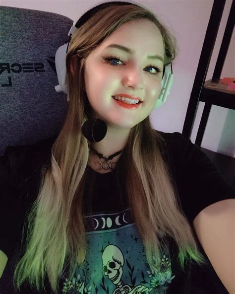 Hi! I'm Arbie. Welcome to my threads page! 🩷 I love to chat about the