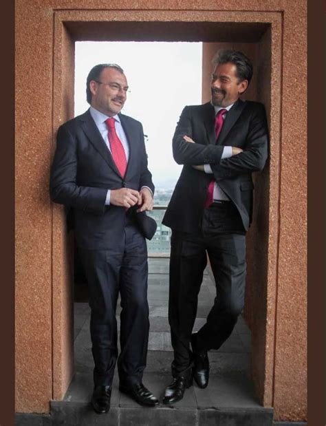 Y aunque durante el viaje lo acompañó su hija, en la imagen se le ve solo. Eduardo Videgaray entrevistará a su hermano, el canciller ...