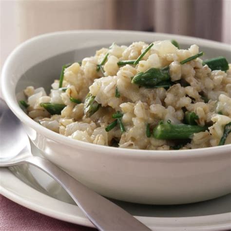 Risotto aux langues doiseau et aux asperges avec vinaigre balsamique